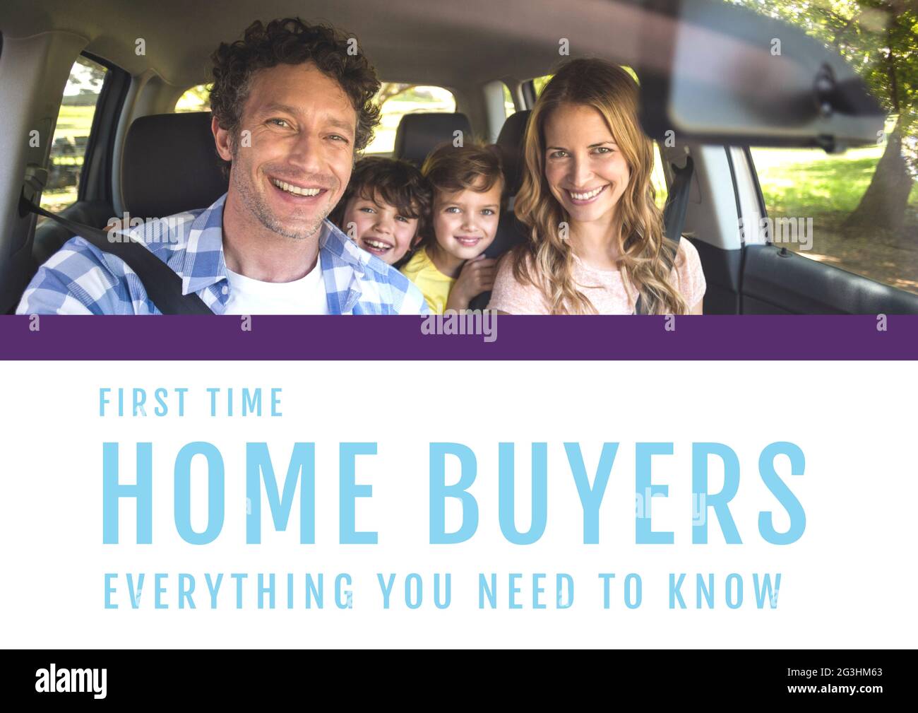 Komposition von Hauskäufern Text in blau, mit lächelnder Familie im Auto, auf weiß Stockfoto