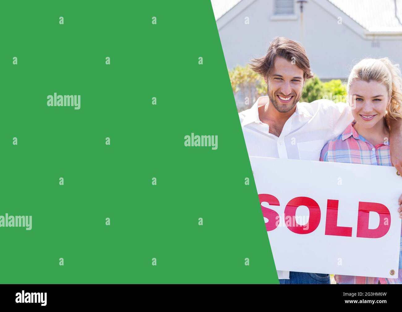 Zusammensetzung der grünen Kopie Raum mit lächelndem Paar Besitz Eigentum verkauft Zeichen Stockfoto