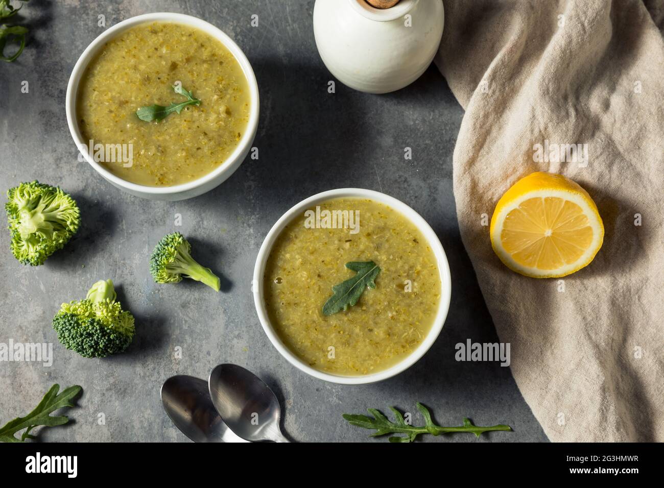 Gesunde kalte Brokkoli-Rucola-Suppe in einer Schüssel Stockfoto