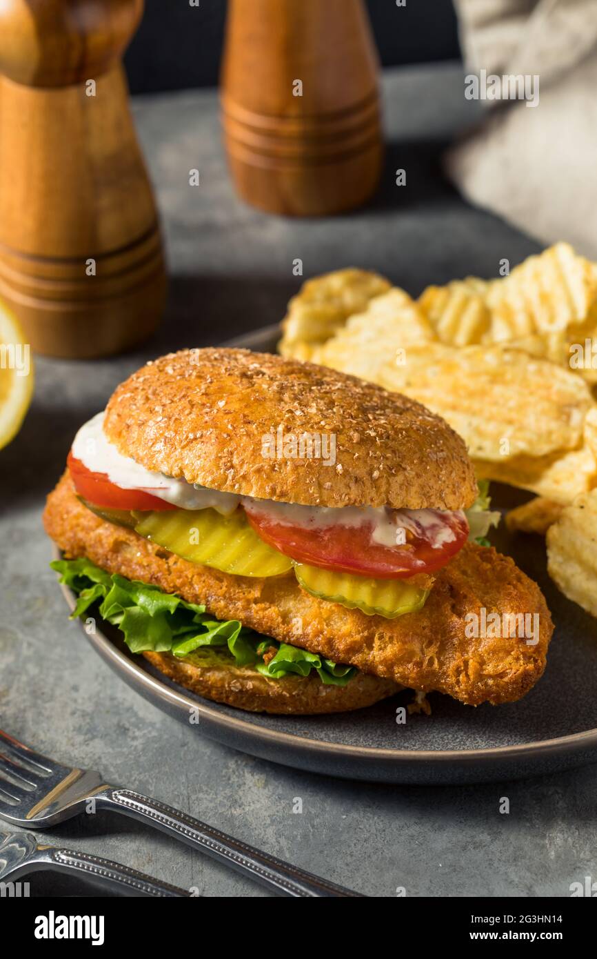 Hausgemachtes knuspriges Fischfilet-Sandwich mit Chips Stockfoto