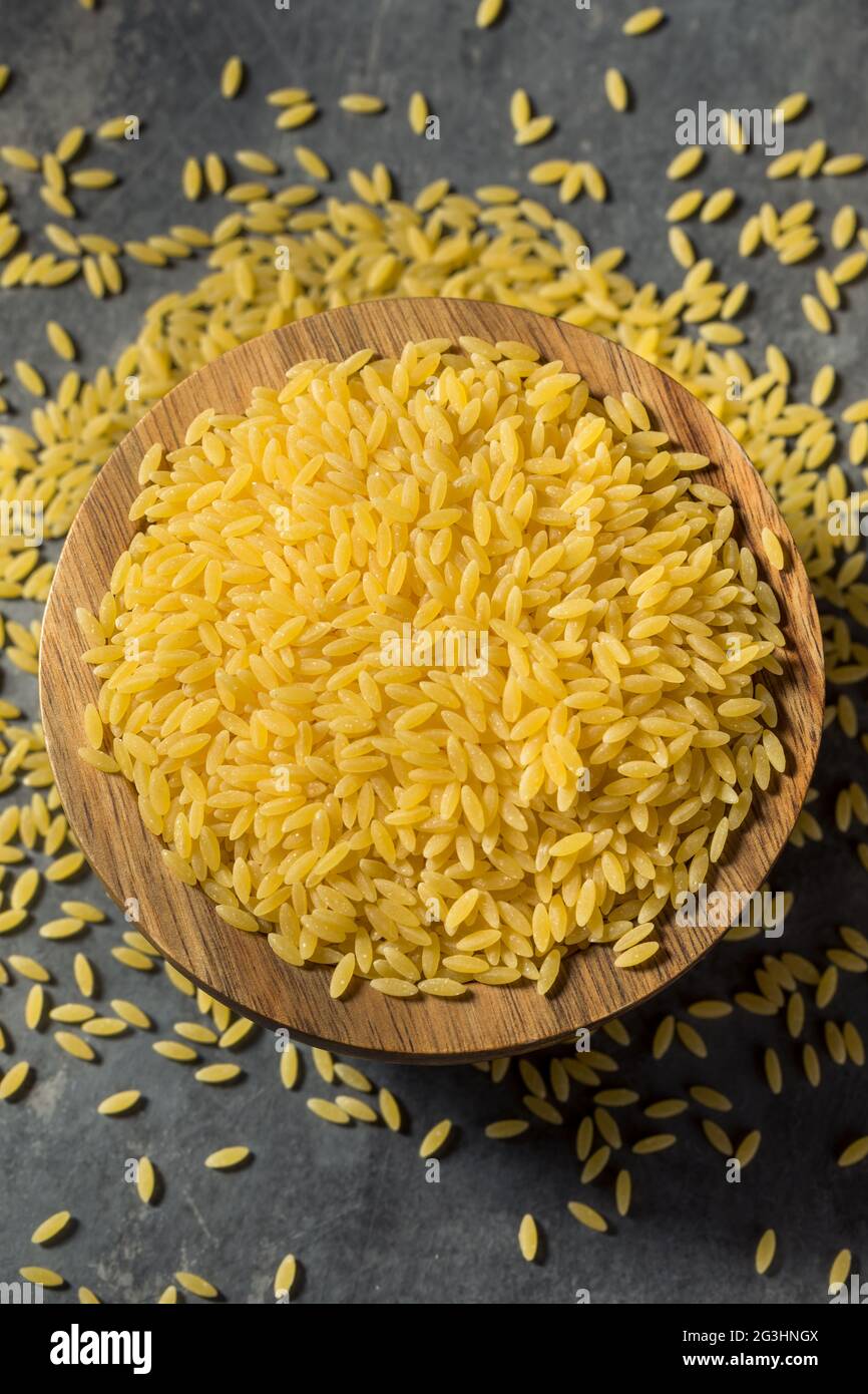 Rohe organische trockene Orzo-Pasta in einer Schüssel Stockfoto