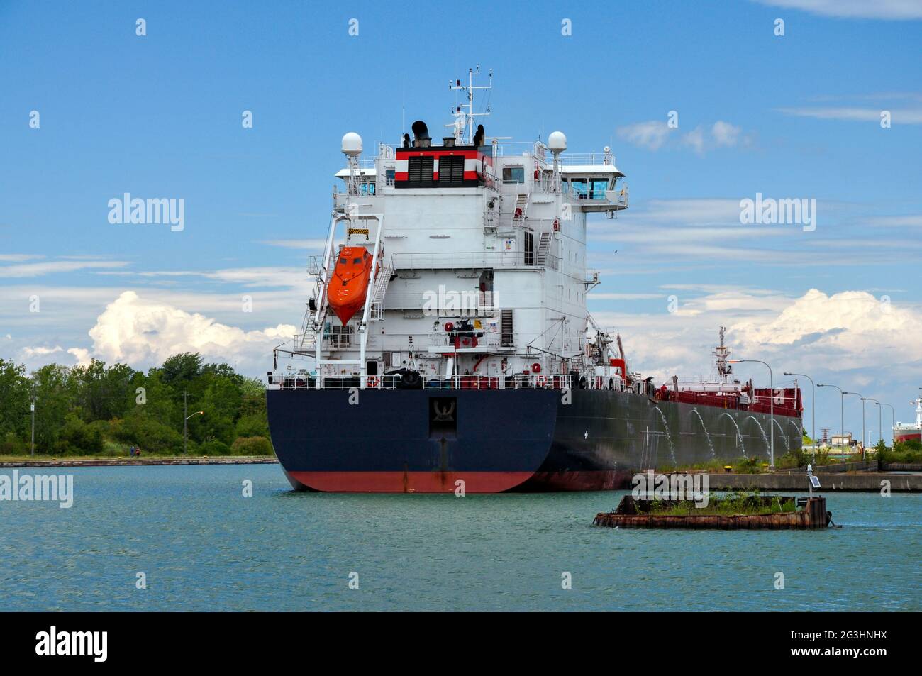 Ein Schüttgutfrachter fährt entlang des Welland-Kanals, einer internationalen Schiffsroute, die den Lake Ontario mit dem Lake Erie verbindet. Stockfoto