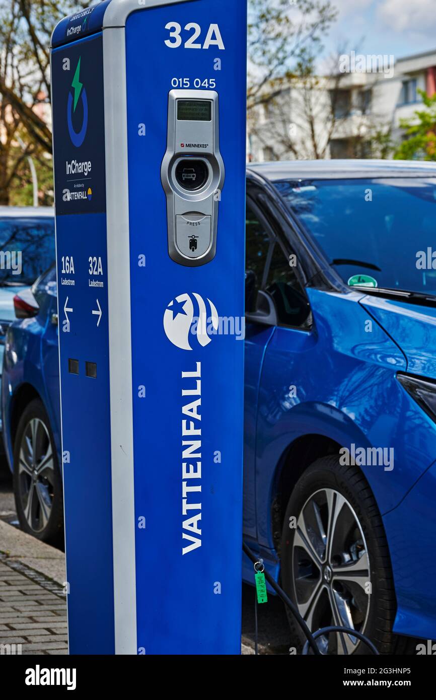 Berlin, Deutschland - 8. Mai 2021: Blick auf eine öffentliche Ladestation für umweltfreundliche Autos mit Elektroantrieb. Stockfoto