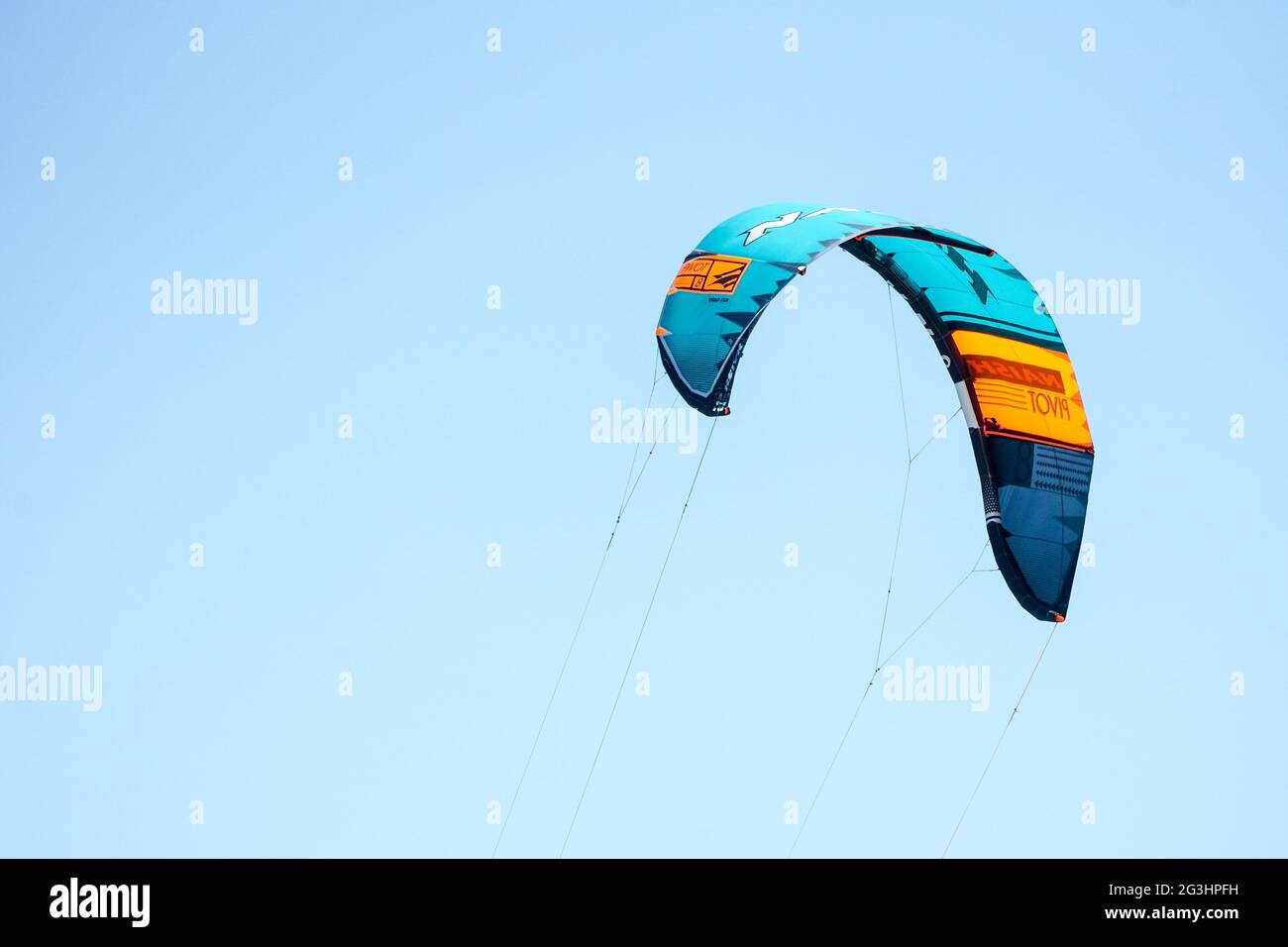 Ein offener Drachen oder Fallschirm gegen einen hellblauen Himmel Konzept Kiteboarding, Kitesurfen, Sportausrüstung, Adrenalinsport, Wettbewerb Stockfoto