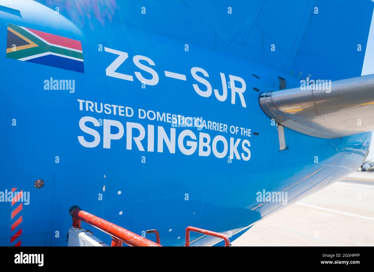 Flugzeug mit Text oder Wörtern zur Unterstützung des Springbok Rugby-Teams während der Weltmeisterschaft 2019 Concept International Sport Team Stockfoto