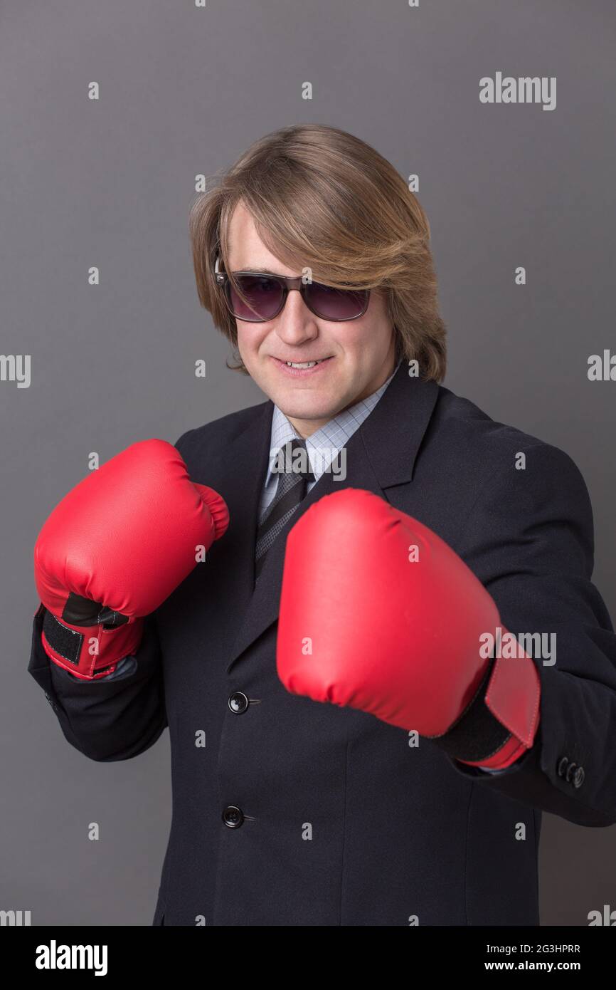Geschäftsmann in Boxhandschuhe Stockfoto
