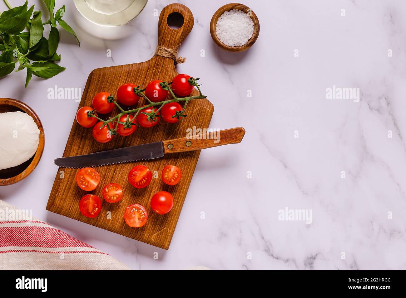 Zutaten für die Herstellung von Caprese-Salat, Draufsicht. Stockfoto