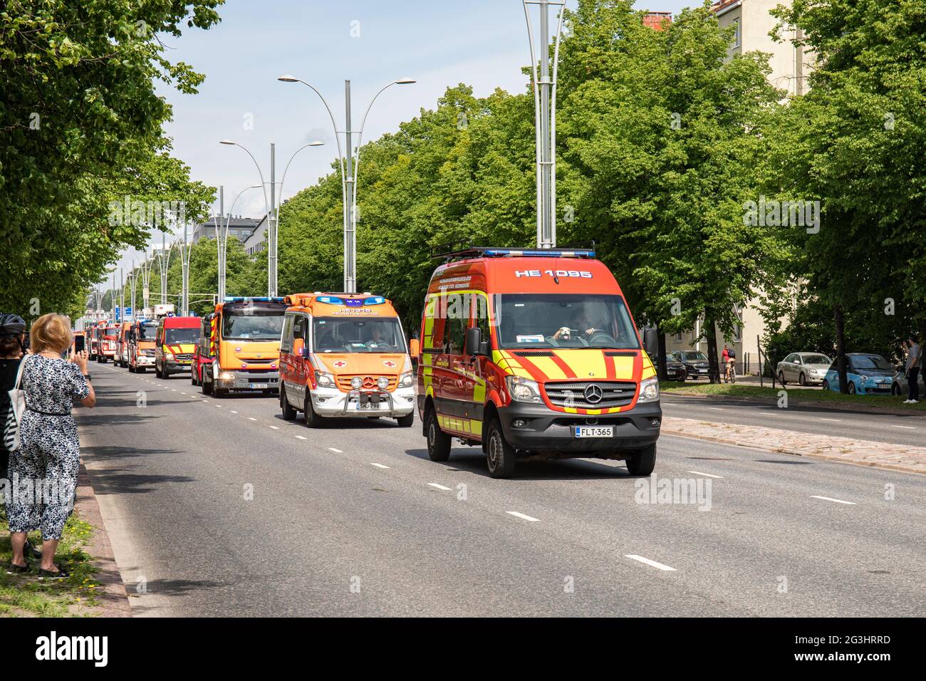 Mercedes Benz Krankenwagen bei der Parade zum 160. Geburtstag der Rettungsabteilung der Stadt Helsinki im finnischen Munkkiniemi-Bezirk Stockfoto