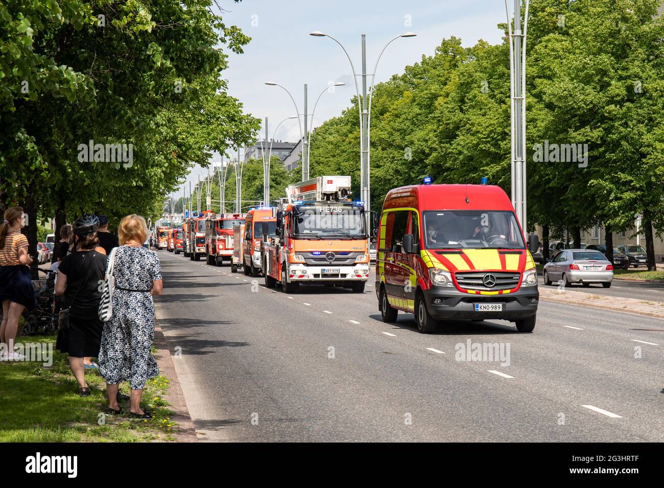 Mercedes-Benz-Krankenwagen bei der Parade zum 160. Geburtstag der Rettungsabteilung der Stadt Helsinki im finnischen Munkkiniemi-Bezirk Stockfoto