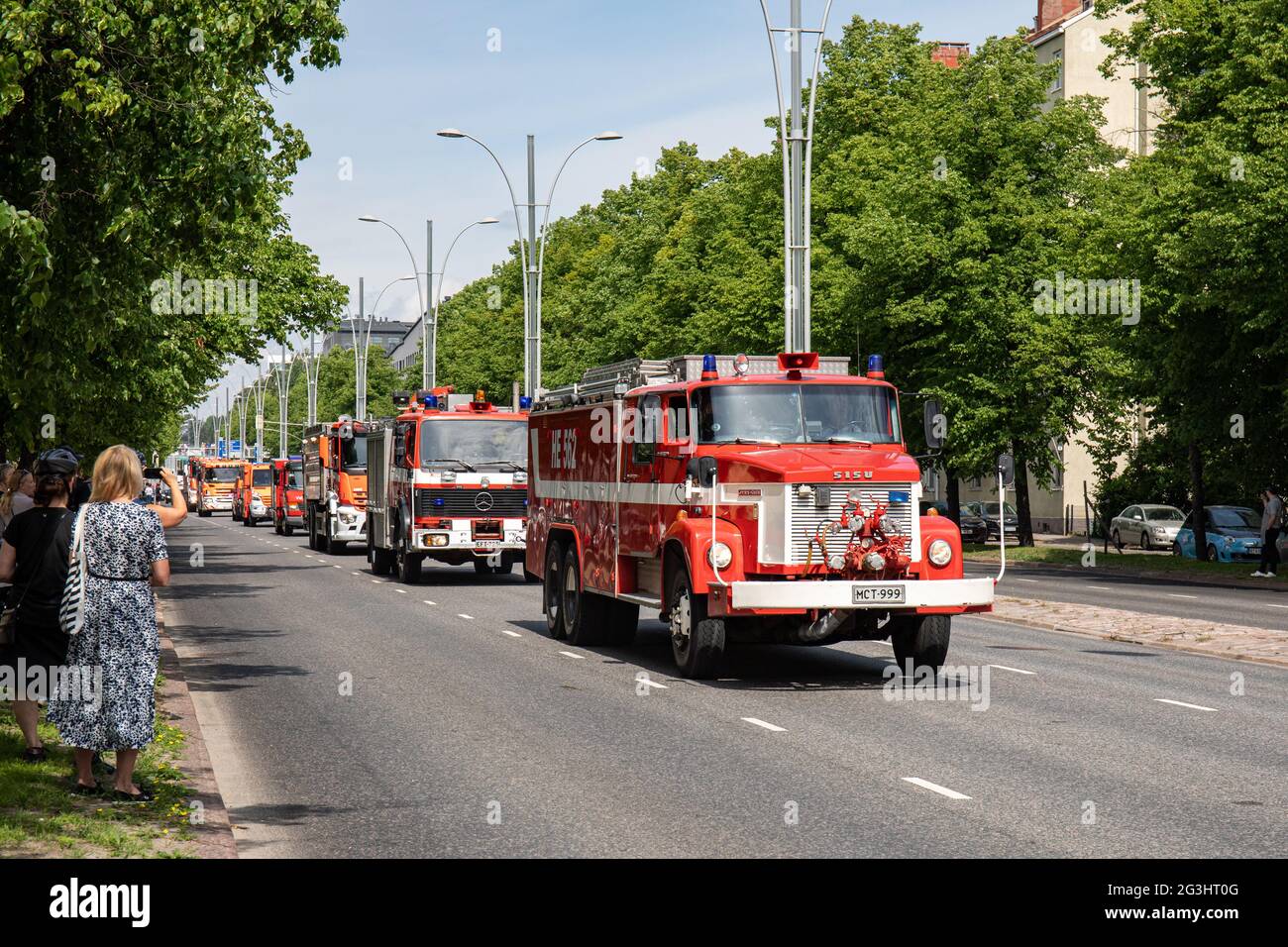 Historische Sisu-Feuerwehrmaschine bei der Parade zur Rettung der Stadt Helsinki zum 160. Geburtstag im finnischen Munkkiniemi-Bezirk Stockfoto