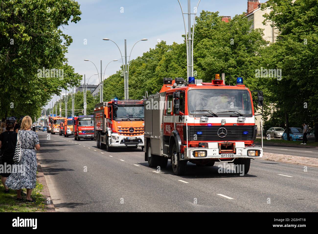 Parade von Feuerwehrautos im finnischen Munkkiniemi-Bezirk in Helsinki Stockfoto