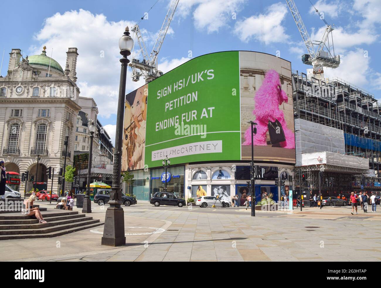 „Sign HSI UK's Petition Ending fur“, die auf den Bildschirmen im Piccadilly Circus zu sehen ist, Teil einer Kampagne für eine grausame, pelzfreie Gesellschaft von Modedesignerin Stella McCartney und Humane Society International. Stockfoto