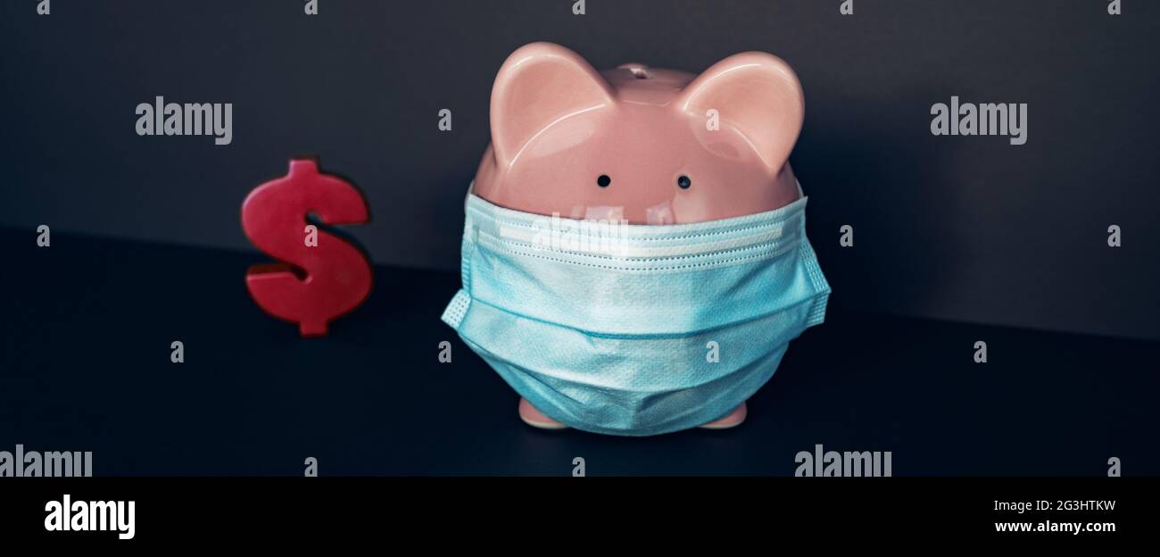 Dollarzeichen mit rosa Sparschwein und Gesichtsmaske. Geld, Hypothek Aufschub Coronavirus Pandemiekonzept. Banner-Panoramabild. Stockfoto