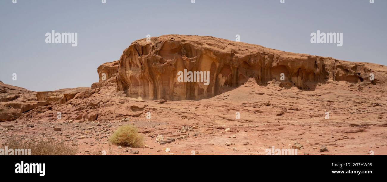 Eine einzigartige, farbenfrohe, erodierte Sedimentgesteinsformation im Timna Valley Park, in der Negev-Wüste, im Süden Israels. Stockfoto