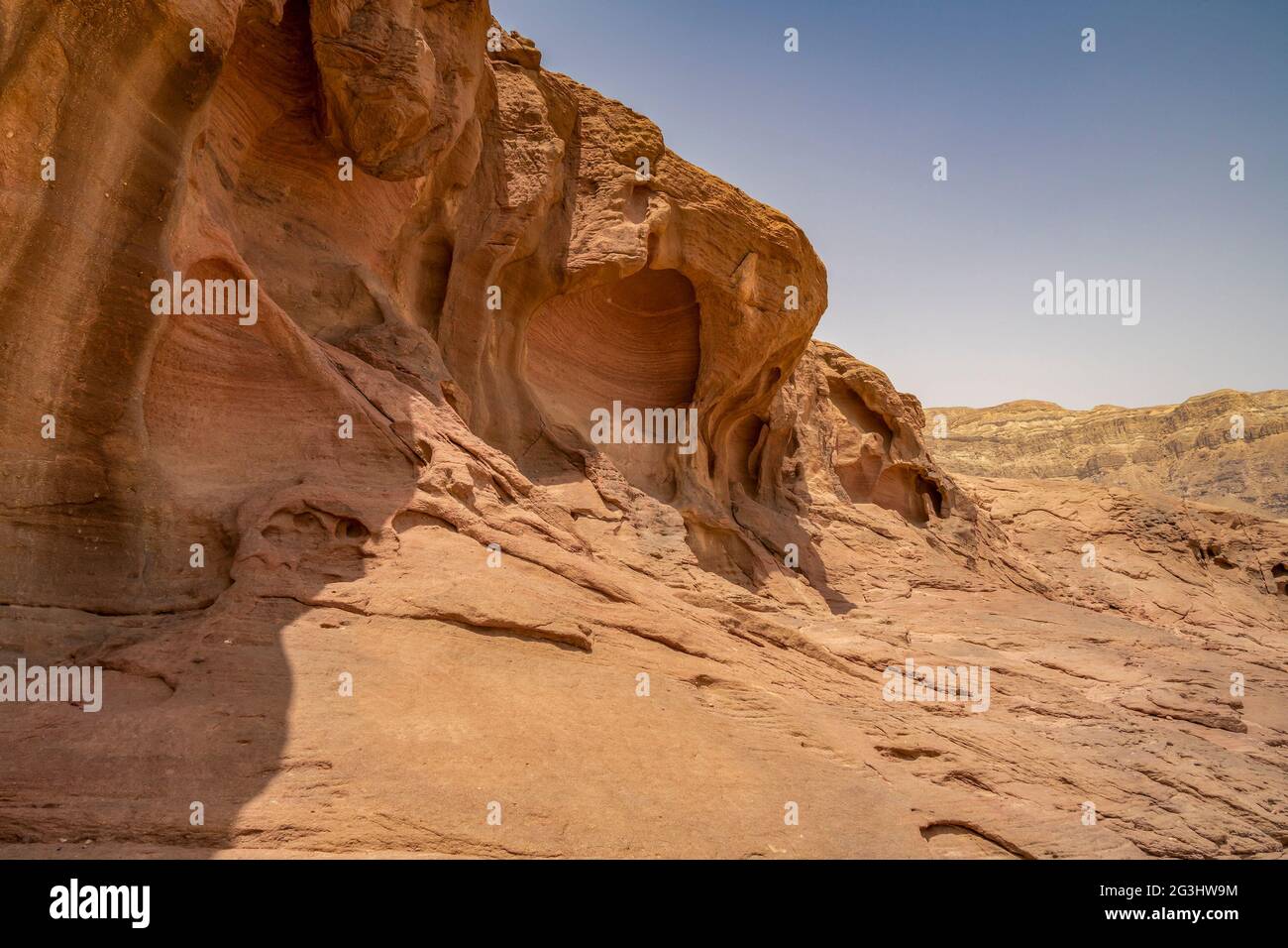 Eine einzigartige, farbenfrohe, erodierte Sedimentgesteinsformation im Timna Valley Park, in der Negev-Wüste, im Süden Israels. Stockfoto