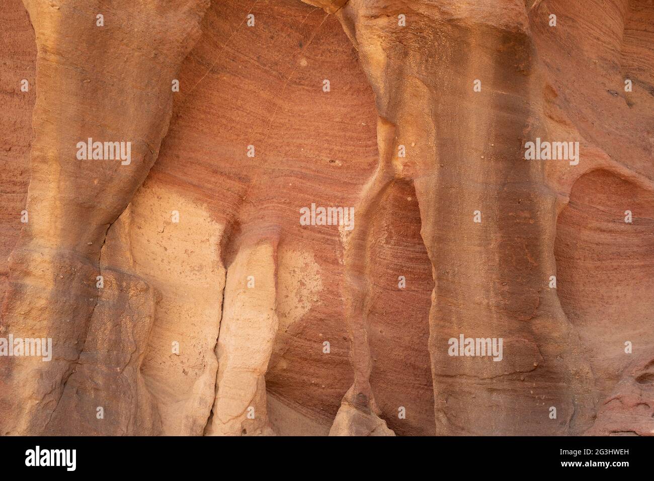 Eine einzigartige, farbenfrohe, erodierte Sedimentgesteinsformation im Timna Valley Park, in der Negev-Wüste, im Süden Israels. Stockfoto