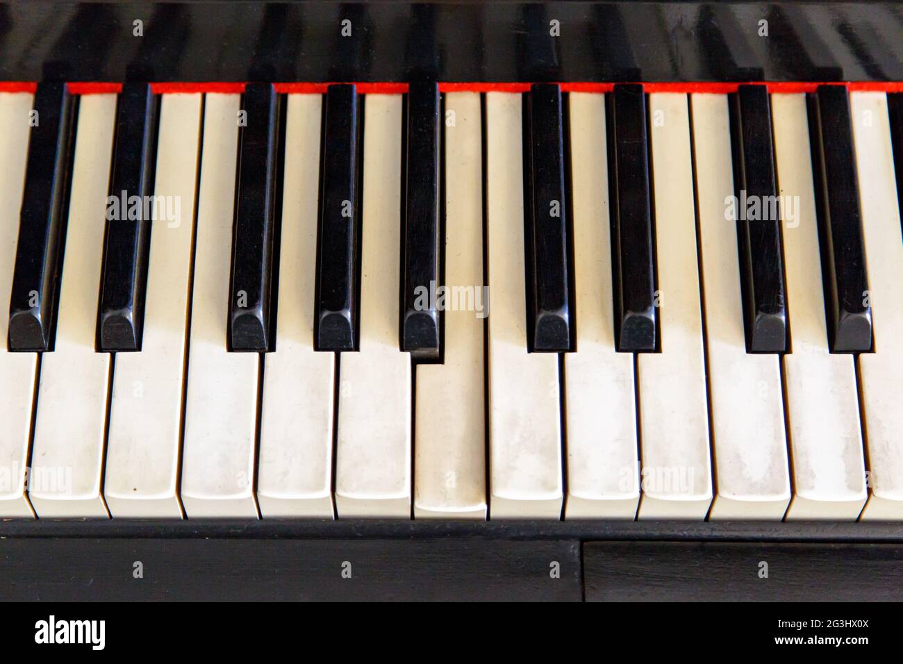Schwarzes Klavier mit weißen Keys Stockfoto