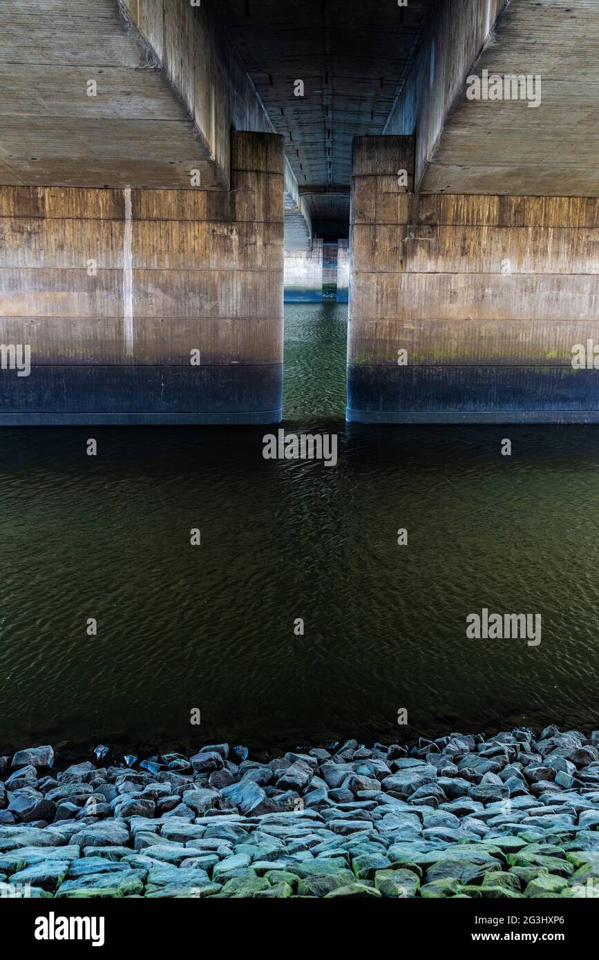 Blick auf die Betonsäulen unter einer Brücke als abstrakter Hintergrund in der Weserpromenade (Schlachte) in Bremen Stockfoto