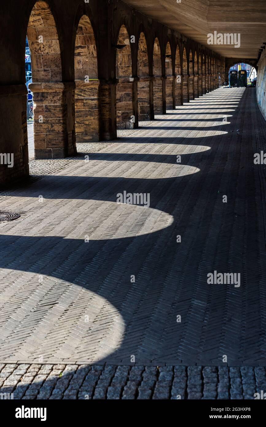 Schatten der alten Steinarkade in der Weserpromenade (Schlachte) in Bremen Stockfoto