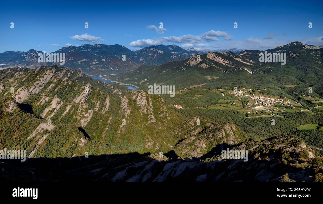 Blick von der Wanderung auf den Gipfel der Salga Aguda, in der Serra de Picancel (Berguedà, Katalonien, Spanien, Pyrenäen) Stockfoto