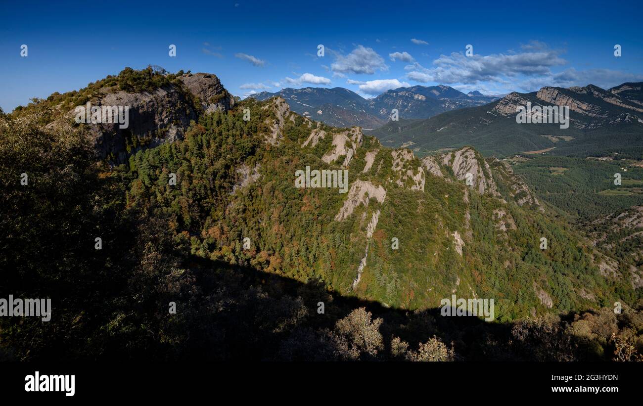 Blick von der Wanderung auf den Gipfel der Salga Aguda, in der Serra de Picancel (Berguedà, Katalonien, Spanien, Pyrenäen) Stockfoto