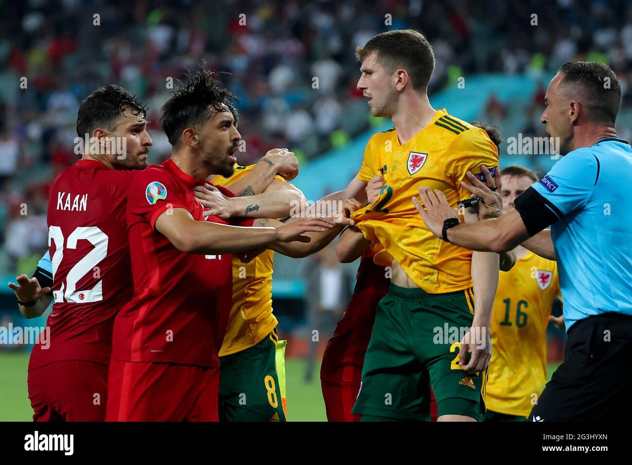 KAAN Ayhan aus der Türkei, Irfan Can Kahveci aus der Türkei und Chris Mepham aus Wales während des UEFA Euro 2020 Group A-Spiels im Baku Olympic Stadium in Aserbaidschan. Bilddatum: Mittwoch, 16. Juni 2021. Stockfoto