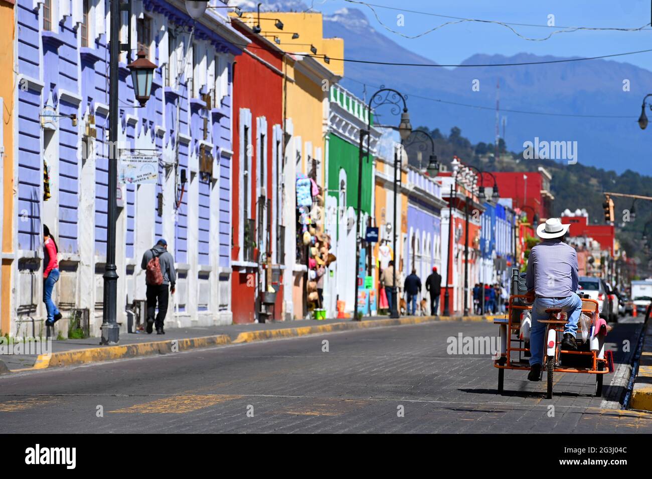 Cholula, Puebla, Mexiko. Bunte mexikanische Häuser auf der Straße Copyright 2021 © Sam Bagnall Stockfoto