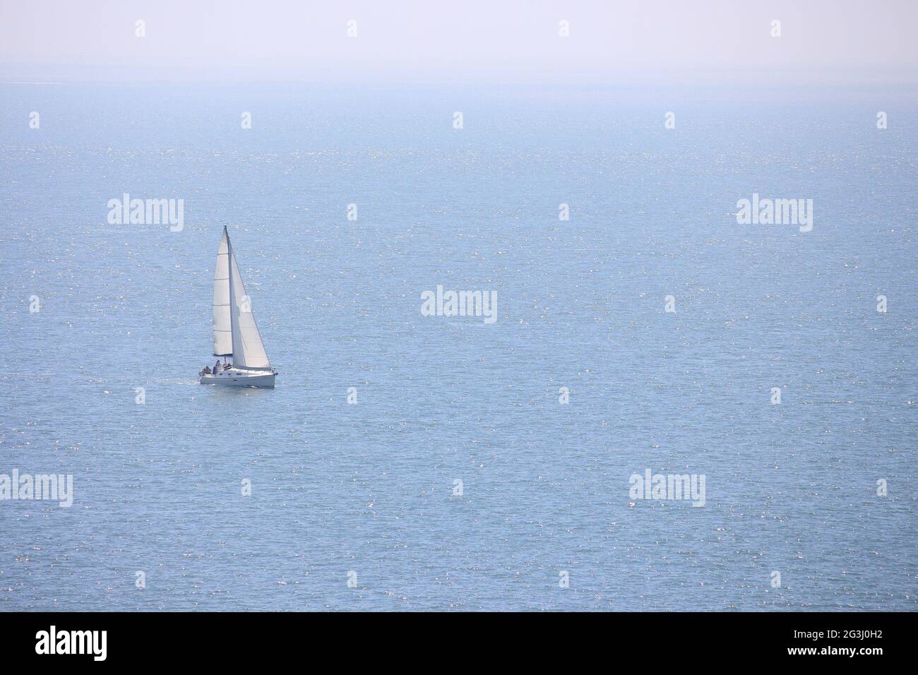 Ein Foto eines Segelbootes auf dem Ozean in der Langland Bay, Gower Peninsula, Wales Stockfoto