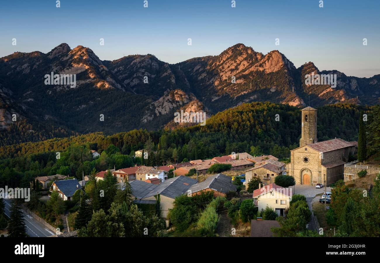 Vilada Village und die Serra de Picancel Range bei Sonnenaufgang (Berguedà, Katalonien, Spanien, Pyrenäen) ESP: Pueblo de Vilada y la sierra de Picancel, España Stockfoto