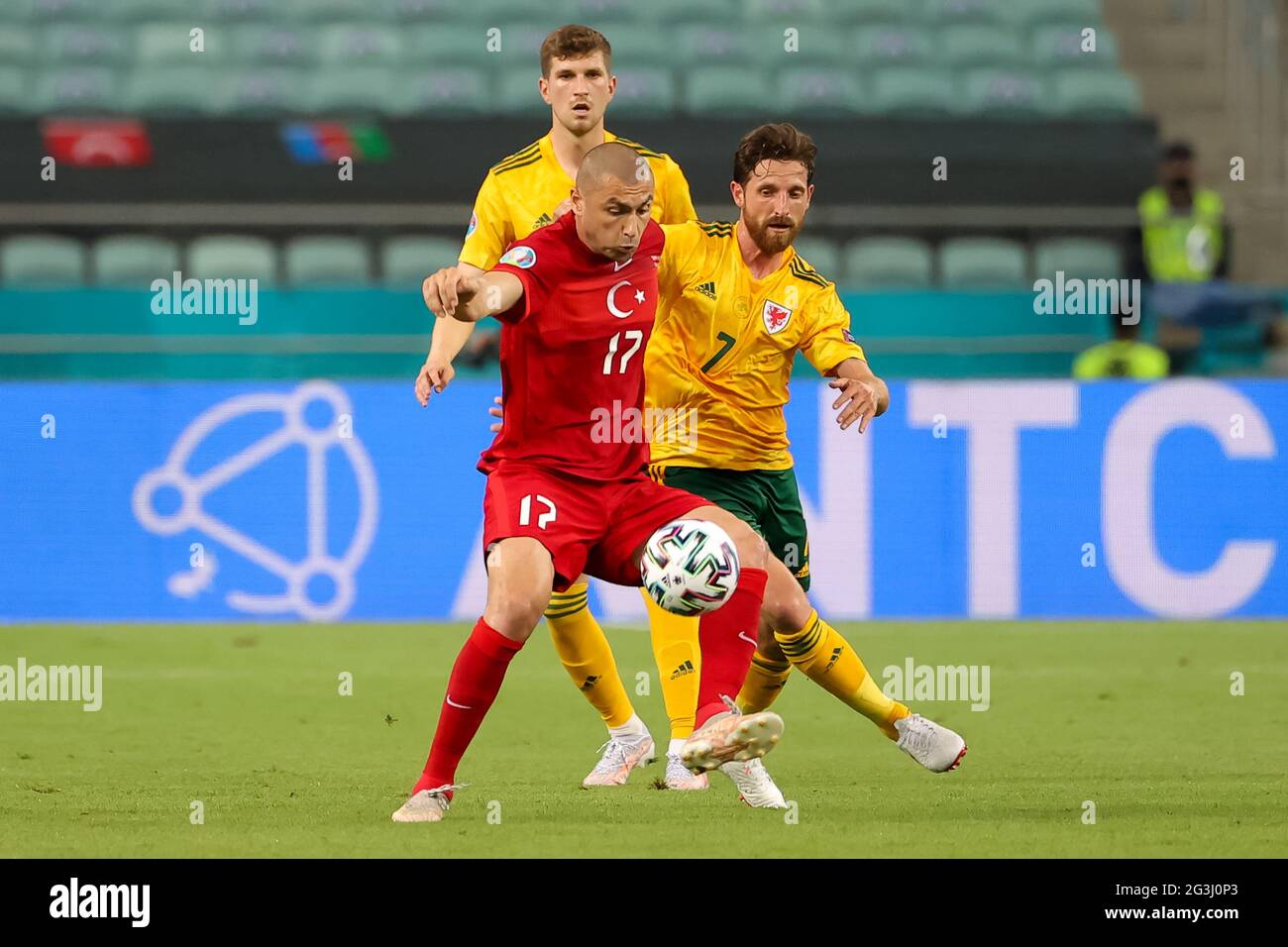 BAKU, ASERBAIDSCHAN - 16. JUNI: Burak Yılmaz aus der Türkei und Joe Allen aus Wales während der UEFA Euro 2020 Championship Group EIN Spiel zwischen der türkischen Nationalmannschaft und der walisischen Nationalmannschaft im Baku Olympic Stadium am 16. Juni 2021 in Baku, Aserbaidschan (Foto: Orange Picles) Stockfoto