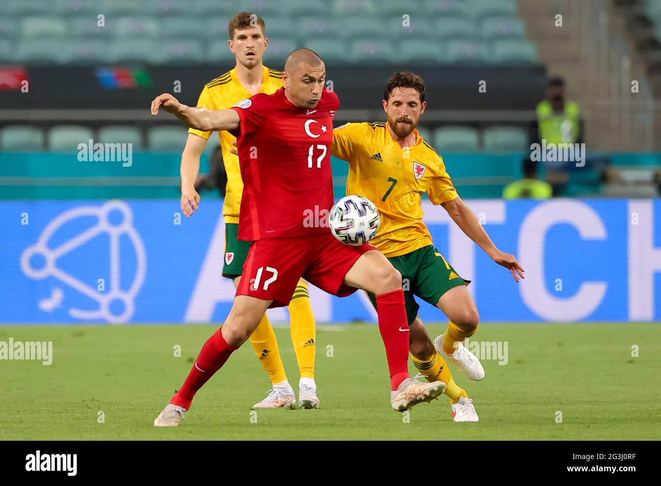 BAKU, ASERBAIDSCHAN - 16. JUNI: Burak Yılmaz aus der Türkei und Joe Allen aus Wales während der UEFA Euro 2020 Championship Group EIN Spiel zwischen der türkischen Nationalmannschaft und der walisischen Nationalmannschaft im Baku Olympic Stadium am 16. Juni 2021 in Baku, Aserbaidschan (Foto: Orange Picles) Stockfoto