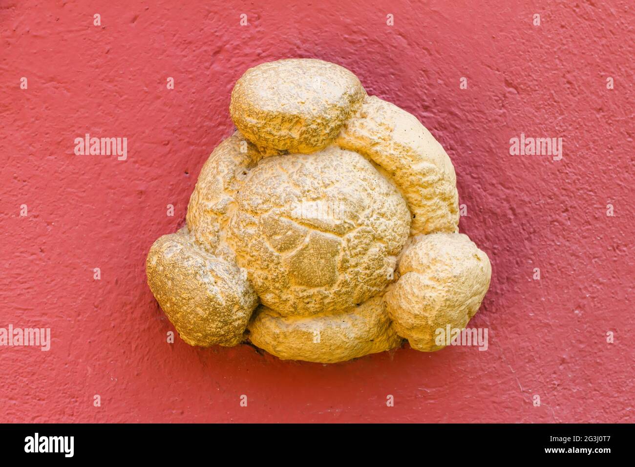 Nahaufnahme von Brot an der Wand des Dali-Museums in Figueras, Katalonien. Stockfoto