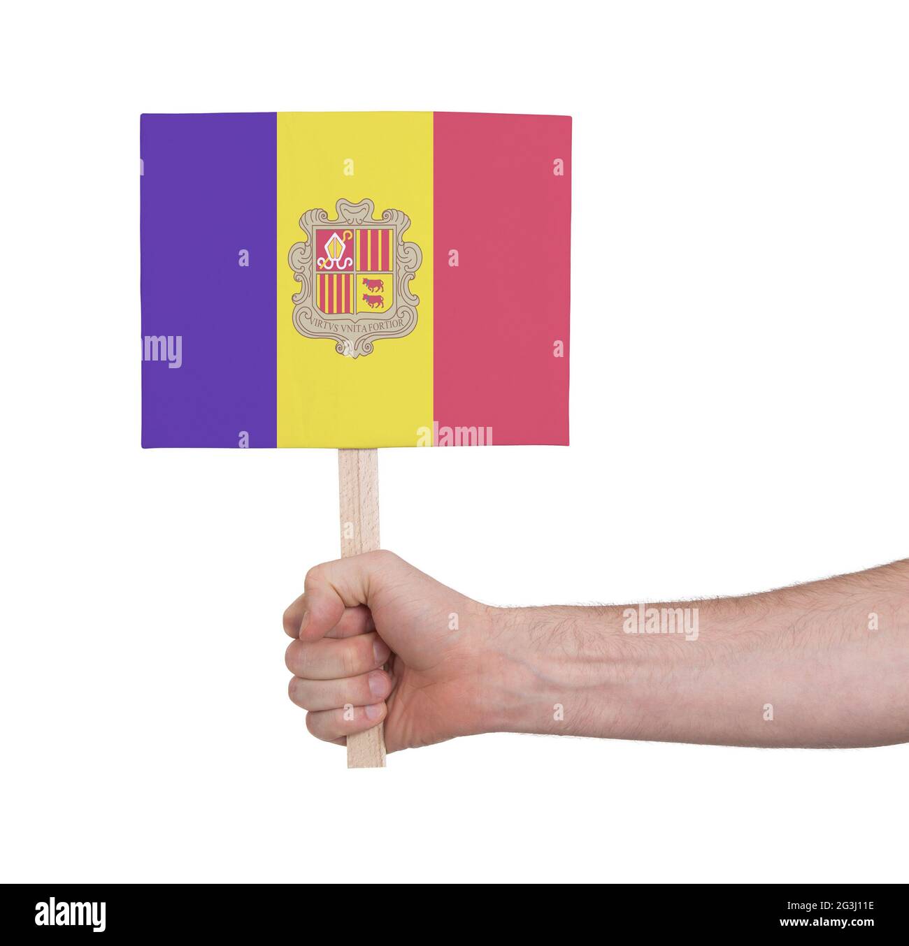 Hand hält kleine Karte - Flagge von Andorra Stockfoto