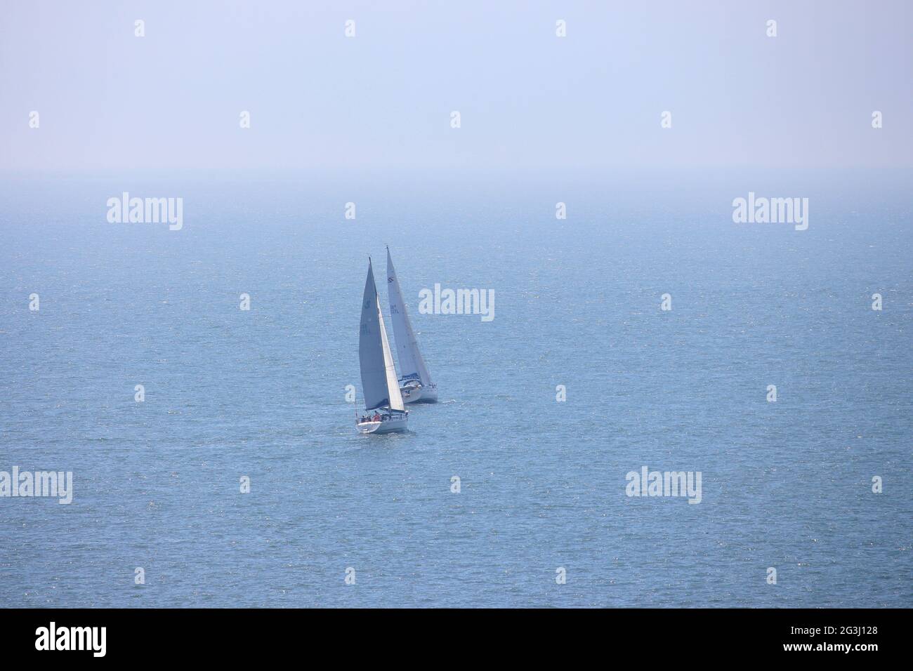 Ein Foto eines Segelbootes auf dem Ozean in der Langland Bay, Gower Peninsula, Wales Stockfoto
