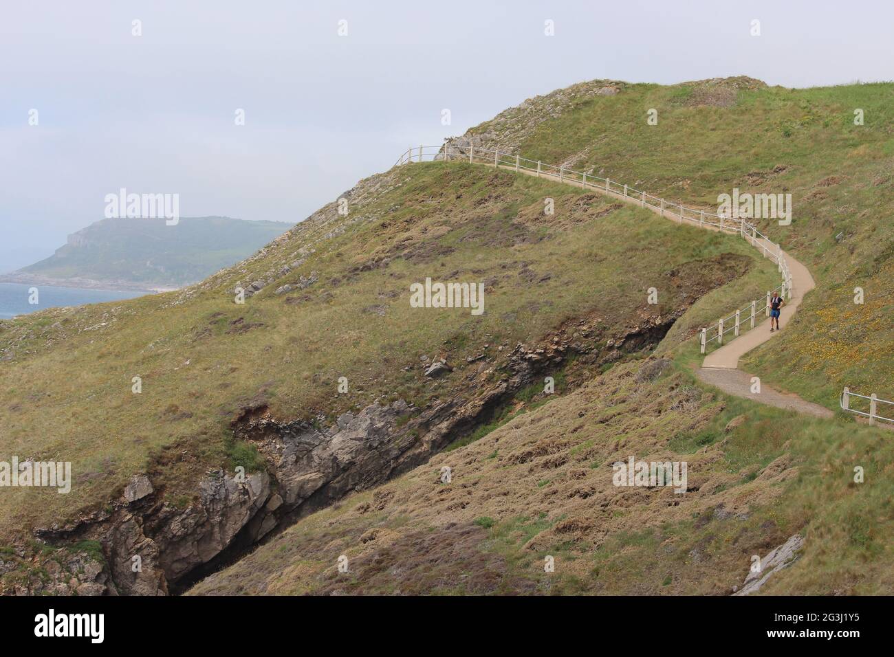 Ein Einzelläufer auf einem Küstenpfad in Südwales Stockfoto