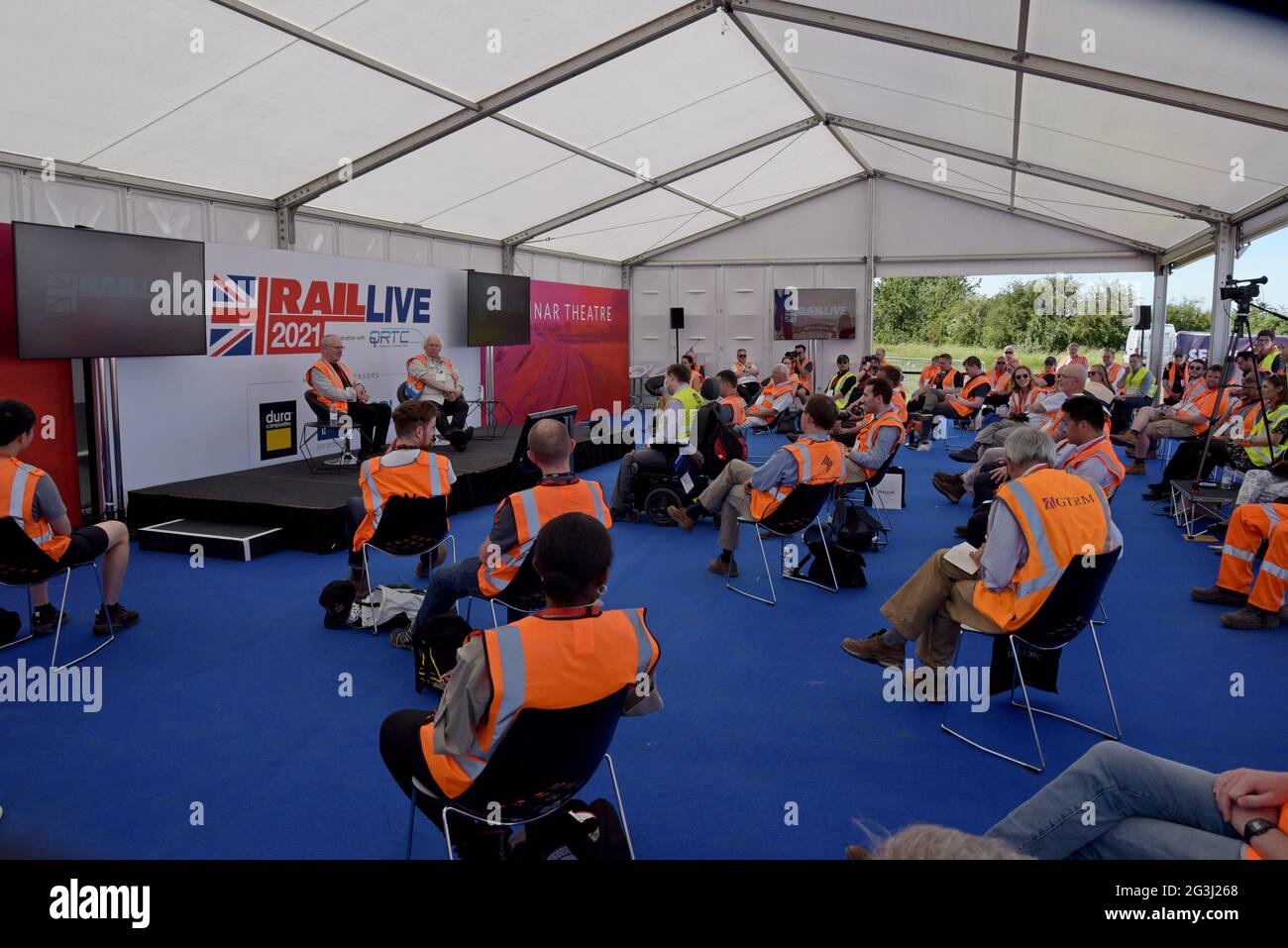 Long Marston, Warwickshire, Großbritannien. Juni 2021. Sir Peter Hendy CBE, Chairman von Network Rail, diskutiert mit Nigel Harris, Redakteur des Rail Magazine, mit einem Publikum von Eisenbahningenieuren auf der Rail Live! Die Messe der Bahnindustrie. Die Veranstaltung wurde letztes Jahr aufgrund der Covid-Pandemie abgesagt und ist eine der ersten Messen, die nach den diesjährigen Covid-Sperren wieder eröffnet wurde. GP Essex/Alamy Live News Stockfoto