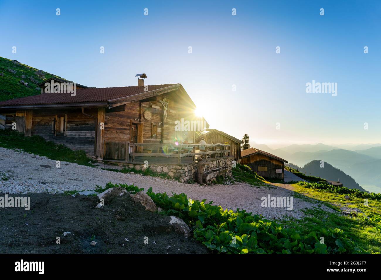 tiroler Morgenaufgang über den hutten auf den tiroler alpen Stockfoto