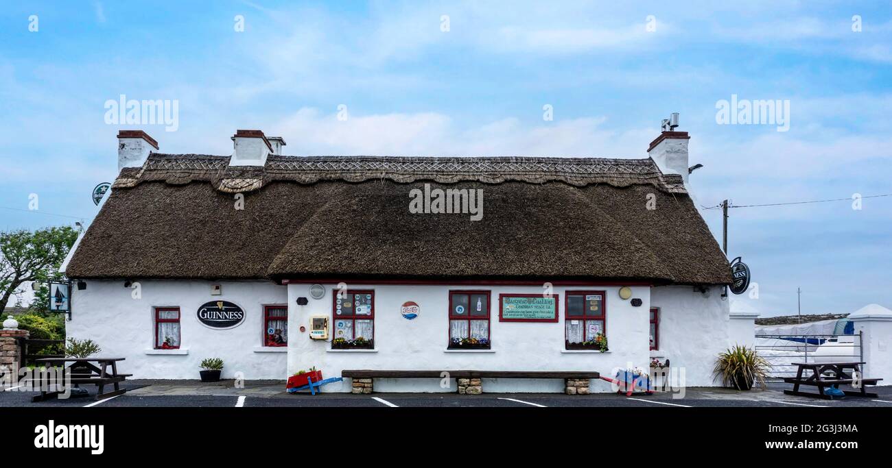 O’Cualanns Reetgedeckten Pub in Banraghbaun South, County, Galway, Irland. Stockfoto