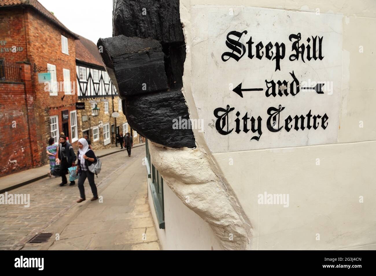 Steep Hill, Lincoln, Großbritannien: Viertsteilster Hügel in England mit 16 % oder etwa I in 6 Steigung. Stockfoto