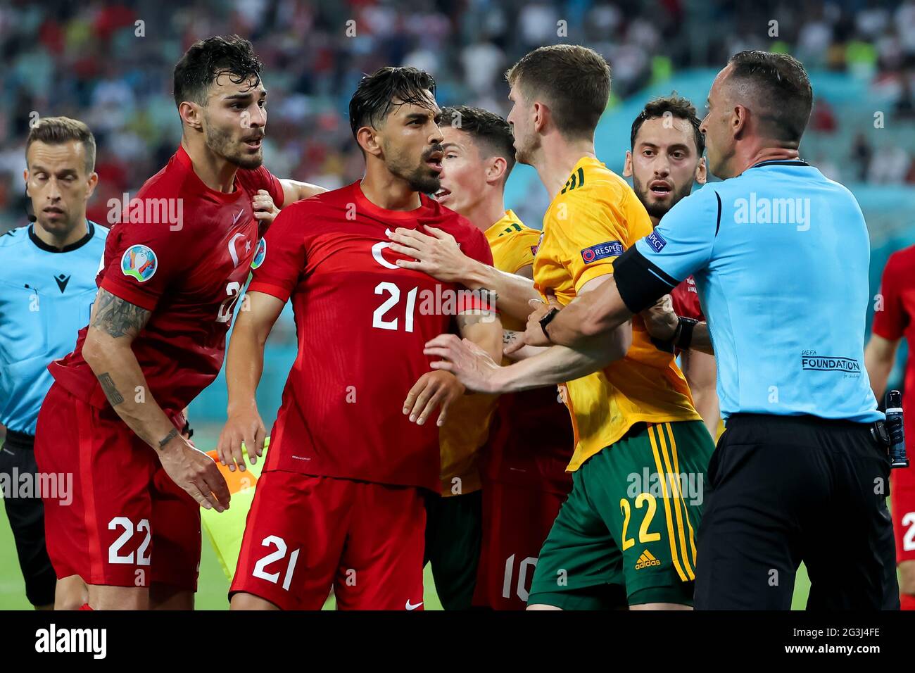 KAAN Ayhan aus der Türkei, Irfan Can Kahveci aus der Türkei und Chris Mepham aus Wales während des UEFA Euro 2020 Group A-Spiels im Baku Olympic Stadium in Aserbaidschan. Bilddatum: Mittwoch, 16. Juni 2021. Stockfoto