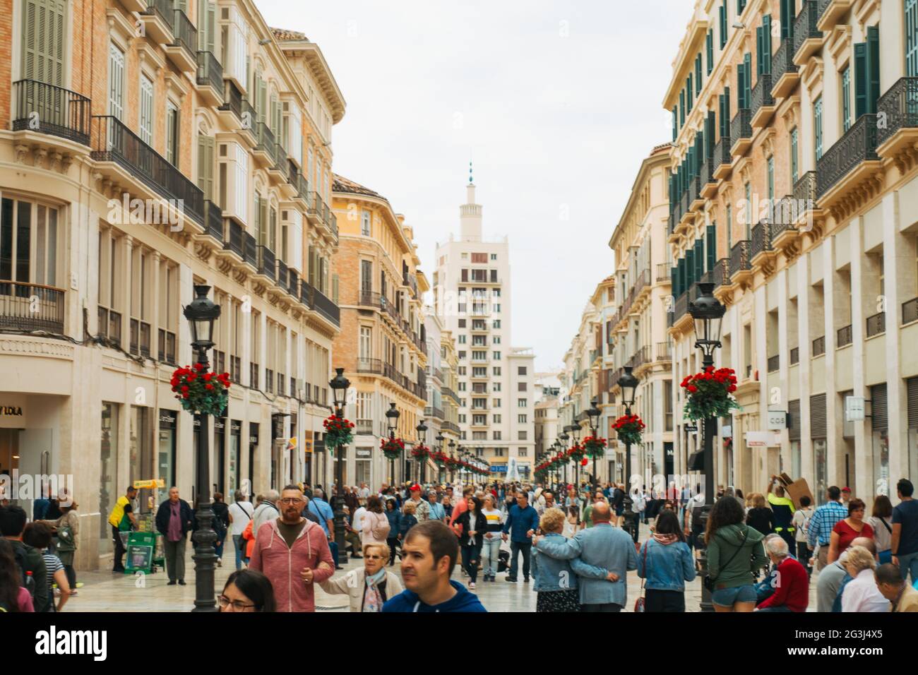 Touristen schlendern durch die Calle Marqués de Larios, eine gehobene, reich verzierte Fußgängerzone in Málaga, Spanien, und die teuerste Straße zum Leben in der Stadt Stockfoto