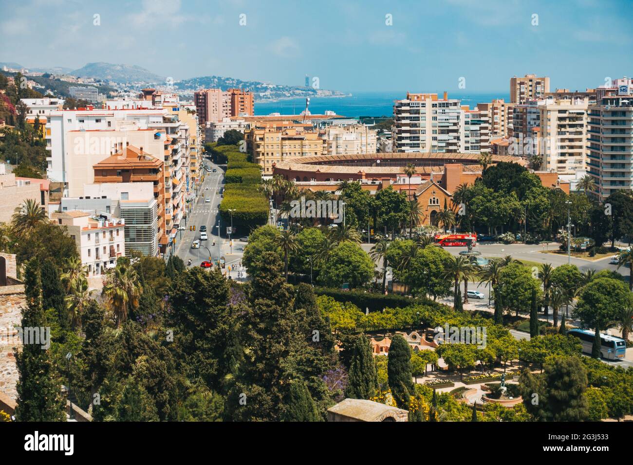 Blick auf die Stierkampfarena, die Hochhäuser und die von Bäumen gesäumten Straßen des Strandviertels La Malagueta in der Stadt Málaga, Spanien Stockfoto