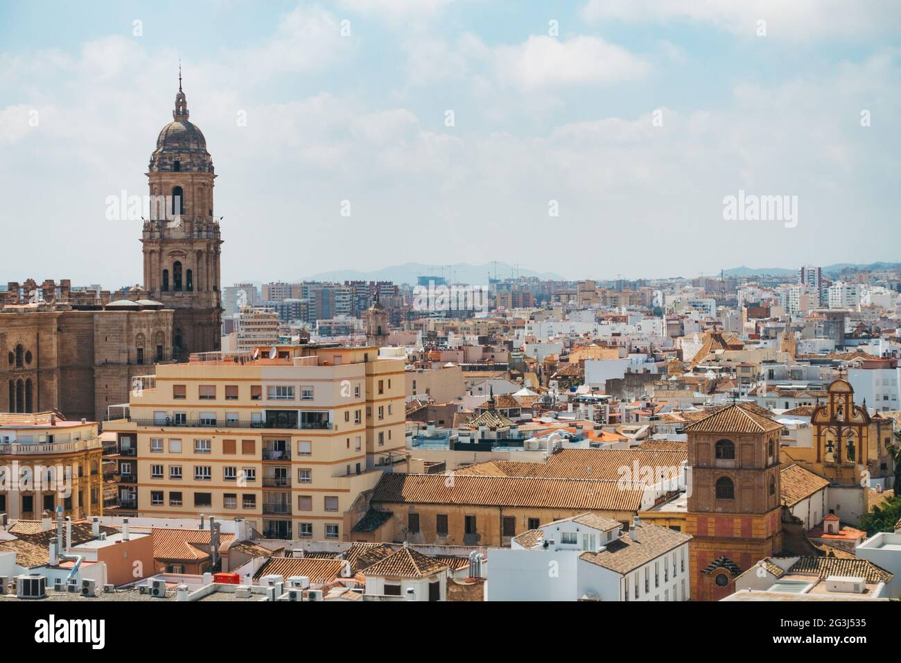 Die Kathedrale der Menschwerdung aus dem 16. Jahrhundert steht hoch über der Stadt Málaga, Spanien Stockfoto