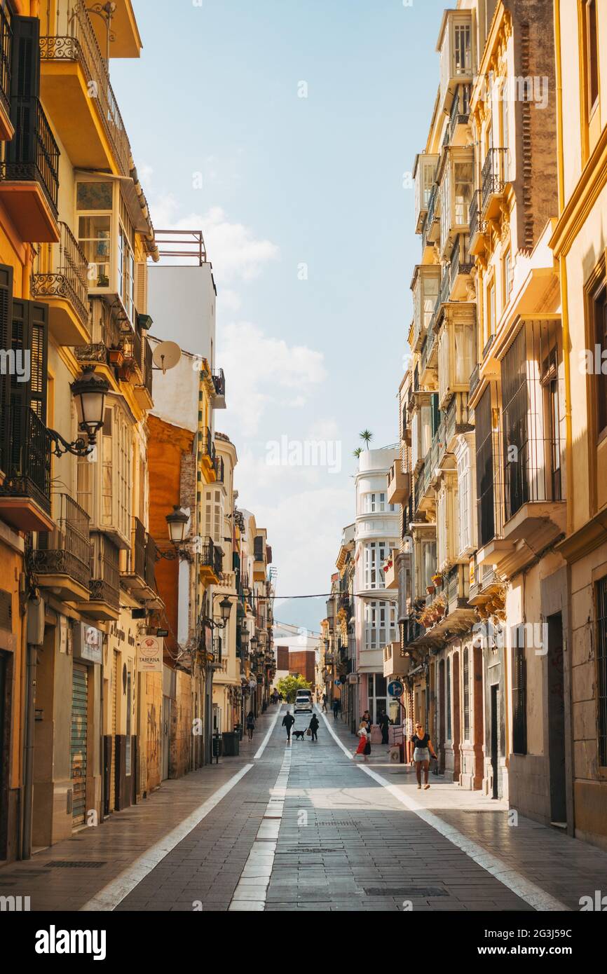 Ruhige leere Straßen von Málaga, Spanien, an einem sonnigen Sonntagabend Stockfoto