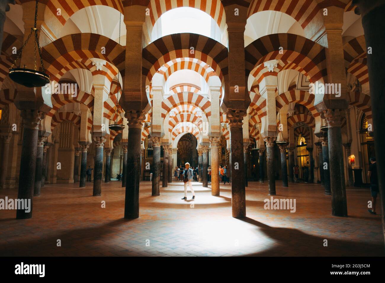 Strahlende Sonnenstrahlen erzeugen eine Stimmung in der Moschee-Kathedrale von Córdoba (Mezquita-Catedral de Córdoba) Stockfoto
