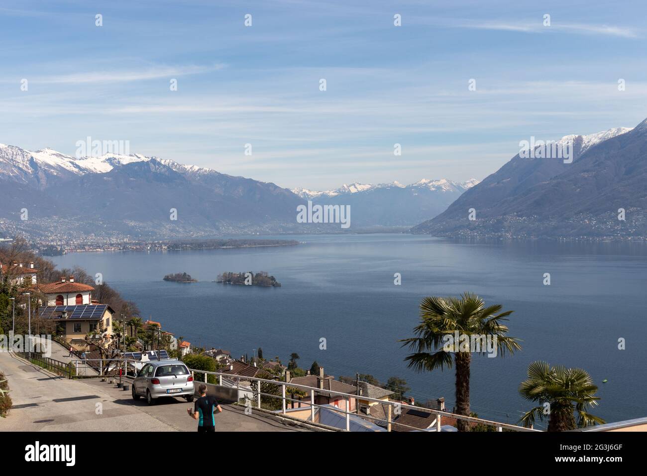 april 2021: Panoramablick über die lokale Straße und brissago Insel mit Bergpanorama in der schweiz Stockfoto