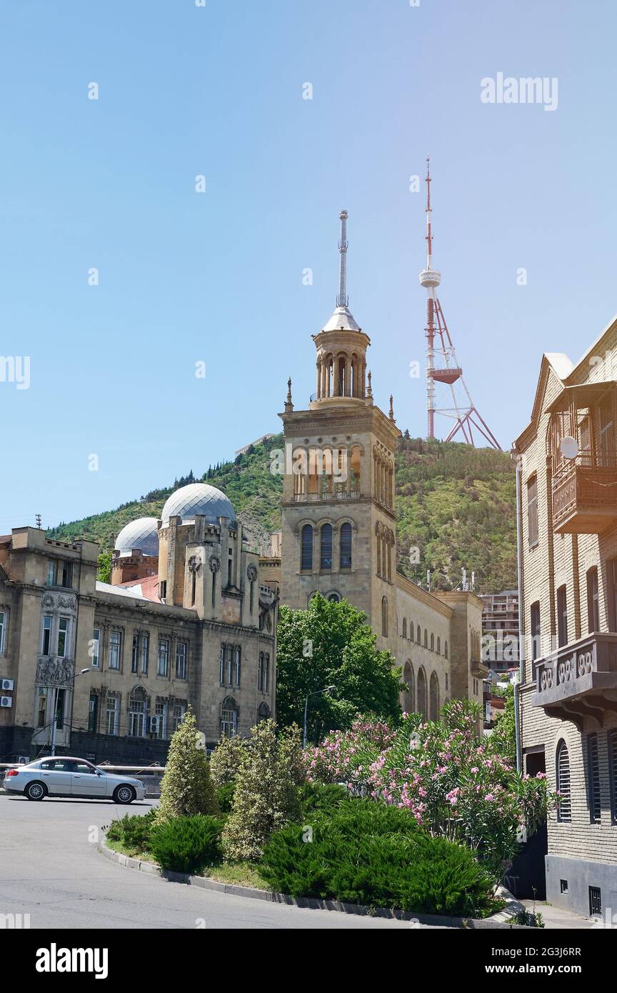 TV-Antenne auf Tiflis Stadt Hintergrund in hellen sonnigen Tag Stockfoto