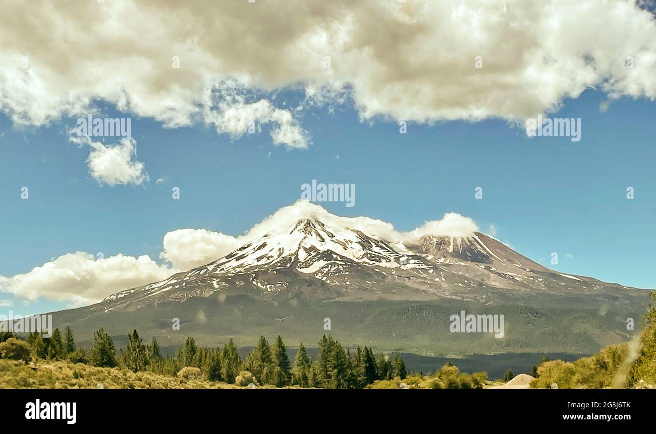 Tagesansicht des Mount Shasta über die I-5. Shasta-Trinity National Forest, Siskiyou County, Kalifornien, USA. Stockfoto