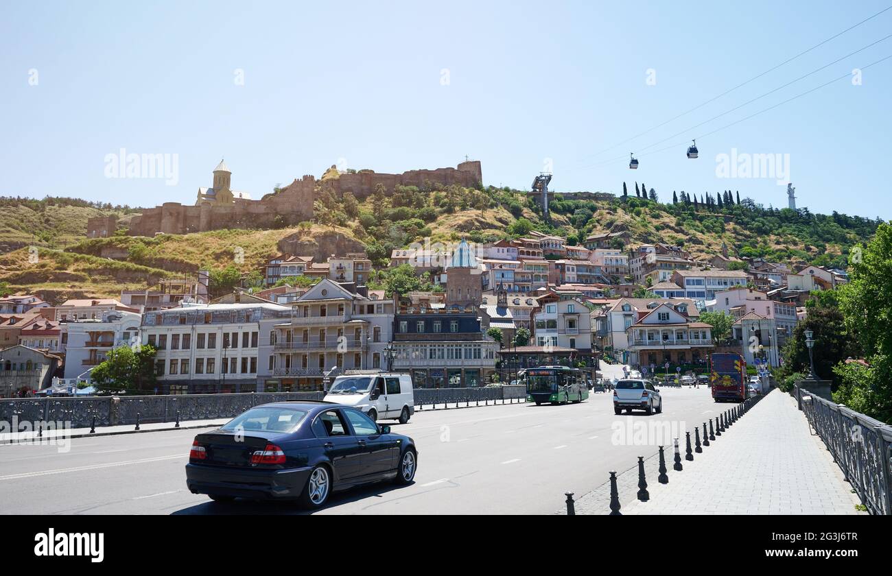 Alte Stadt mit Backsteinfestung in Tiflis an hellen sonnigen Tag Stockfoto