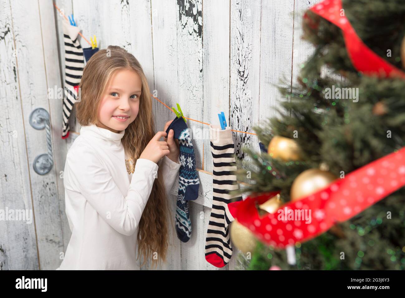 Teenager Mädchen in Neujahr und Weihnachten Socken suchen Stockfoto